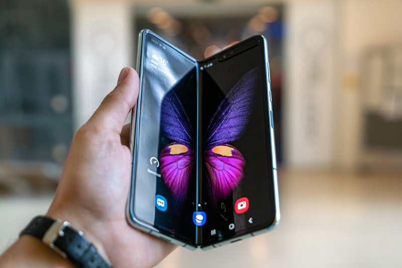 折りたたみスマホの画面
